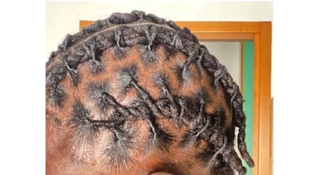 Capelli intrecciati presso Braids chez mbene a Castel Mella, Lombardia, IT. Stile elegante e moderno.