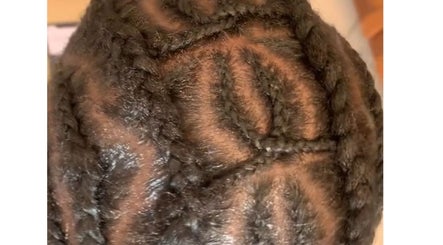 Trame africane realizzate da Braids chez mbene a Castel Mella, Lombardia, IT, con cura e precisione.