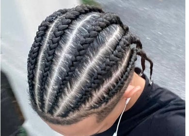 Design intricato di treccine a Braids chez mbene, Castel Mella, Lombardia, IT.