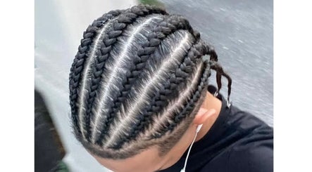 Design intricato di treccine a Braids chez mbene, Castel Mella, Lombardia, IT.