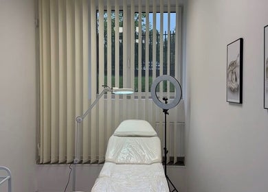 Кабинет спа в angelak.pm, Warszawa, Województwo Mazowieckie, PL с кушеткой и светильником.