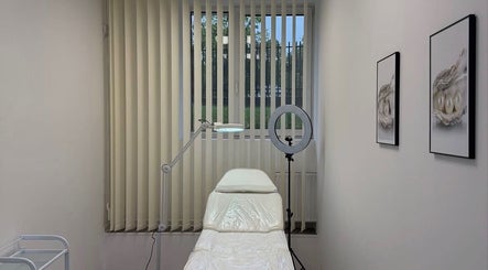 Кабинет спа в angelak.pm, Warszawa, Województwo Mazowieckie, PL с кушеткой и светильником.