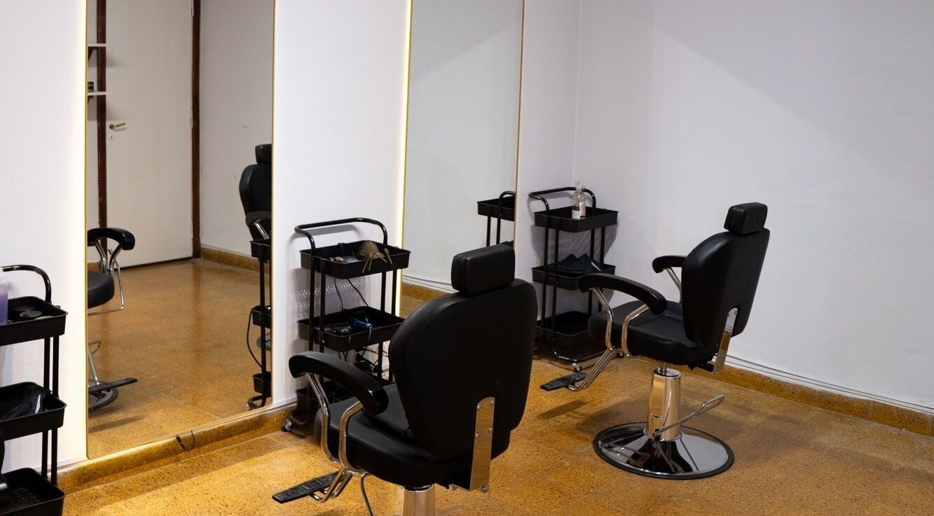 Mobiliario elegante de Revé Salon en Lanús, Provincia De Buenos Aires, AR, con sillas y espejos grandes.