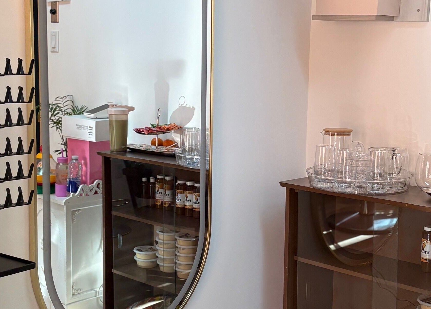 Elegant refreshment area at FADIV salon de coiffure, Laval, Québec, CA showcasing sleek decor and amenities.