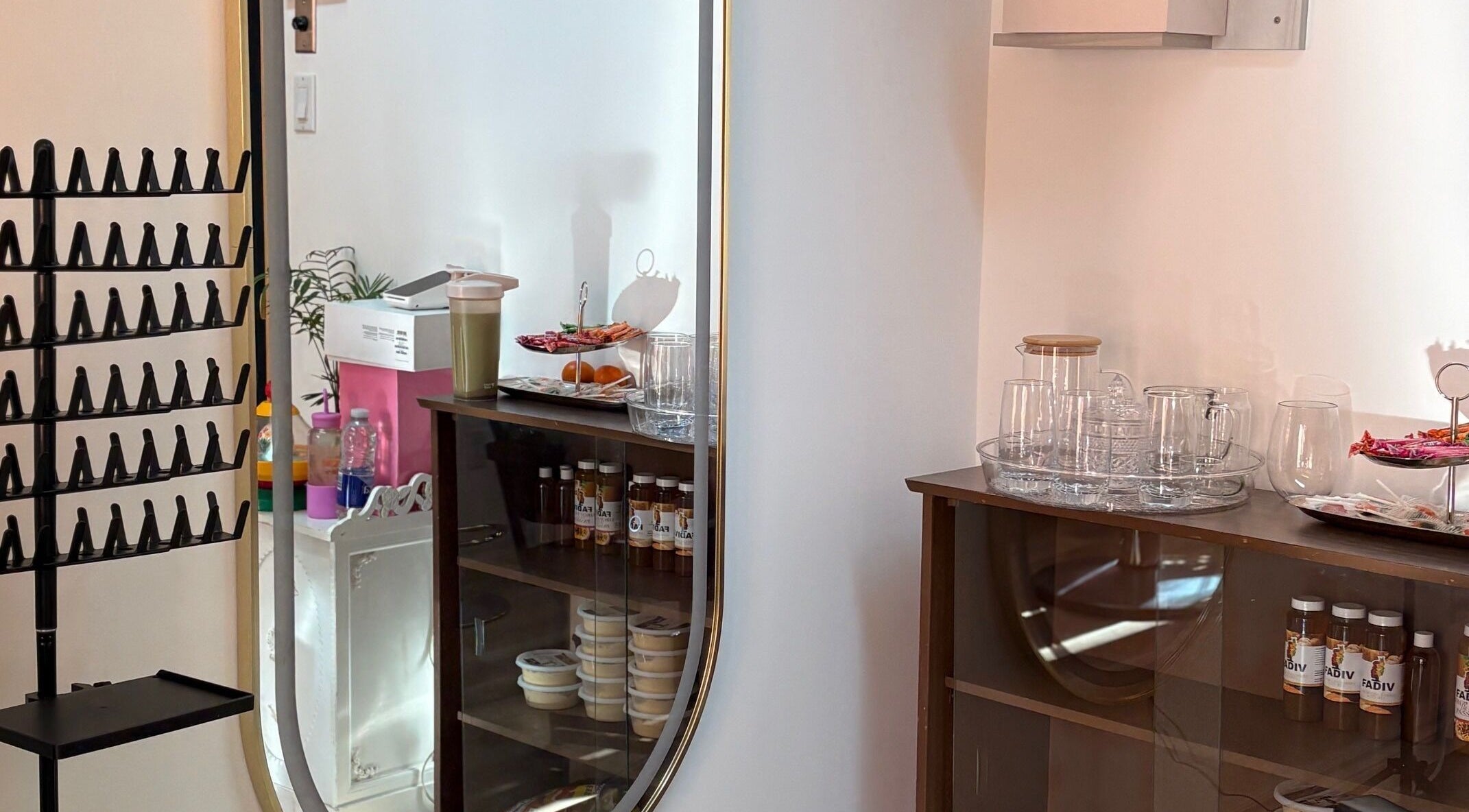 Elegant refreshment area at FADIV salon de coiffure, Laval, Québec, CA showcasing sleek decor and amenities.