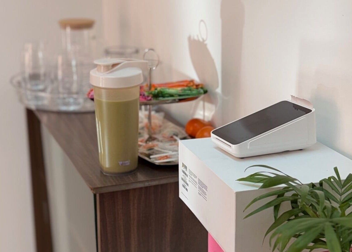 Relaxing refreshment area at FADIV salon de coiffure, Laval, Québec, CA, featuring a juice and snacks.