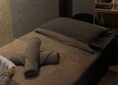 Relaxing massage room at STUDIO LEME DUBAI, Dubai, Dubai, AE, featuring a cozy, welcoming ambiance.