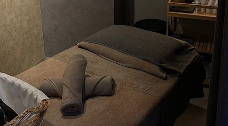 Relaxing massage room at STUDIO LEME DUBAI, Dubai, Dubai, AE, featuring a cozy, welcoming ambiance.