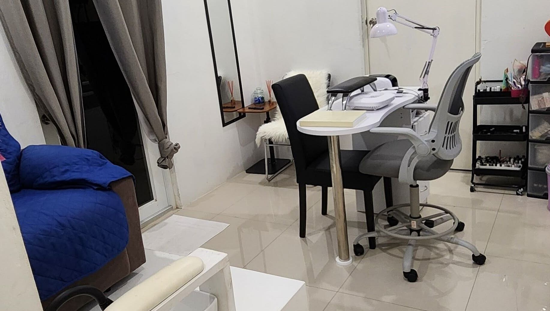 Acogedor espacio de trabajo en Eliz Nails Studio, Willemstad, CW, con muebles modernos y decoración elegante.