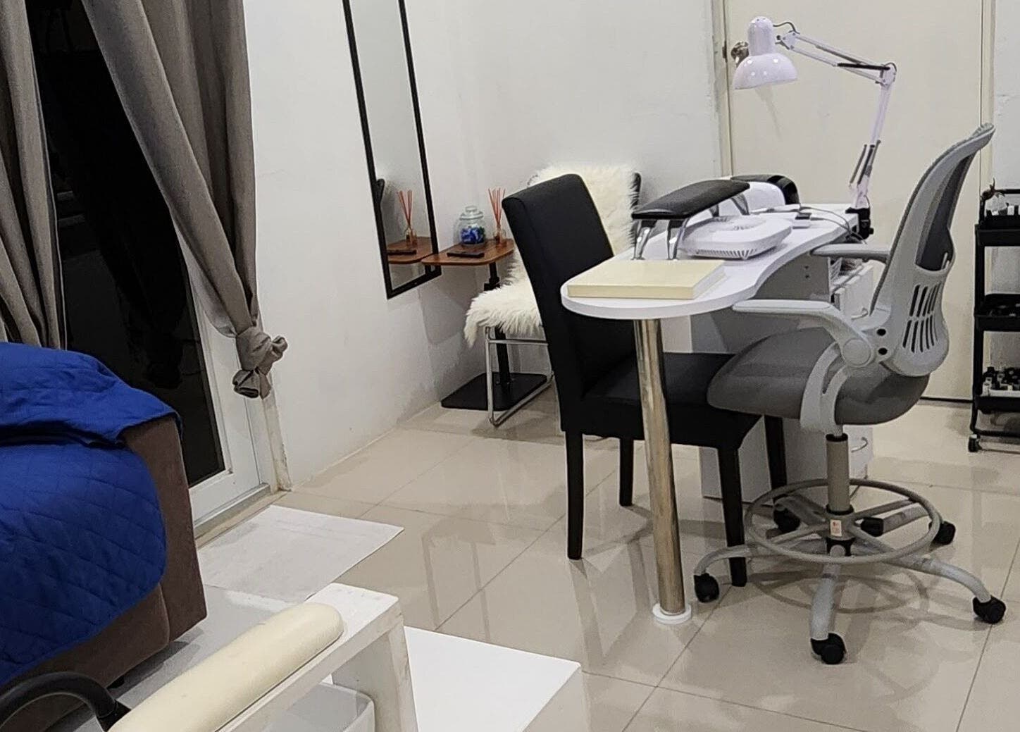 Acogedor espacio de trabajo en Eliz Nails Studio, Willemstad, CW, con muebles modernos y decoración elegante.