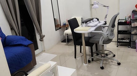 Acogedor espacio de trabajo en Eliz Nails Studio, Willemstad, CW, con muebles modernos y decoración elegante.