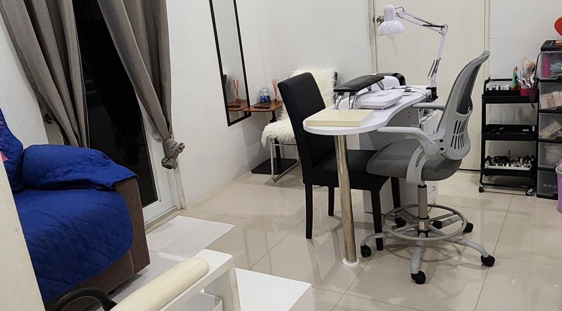 Acogedor espacio de trabajo en Eliz Nails Studio, Willemstad, CW, con muebles modernos y decoración elegante.