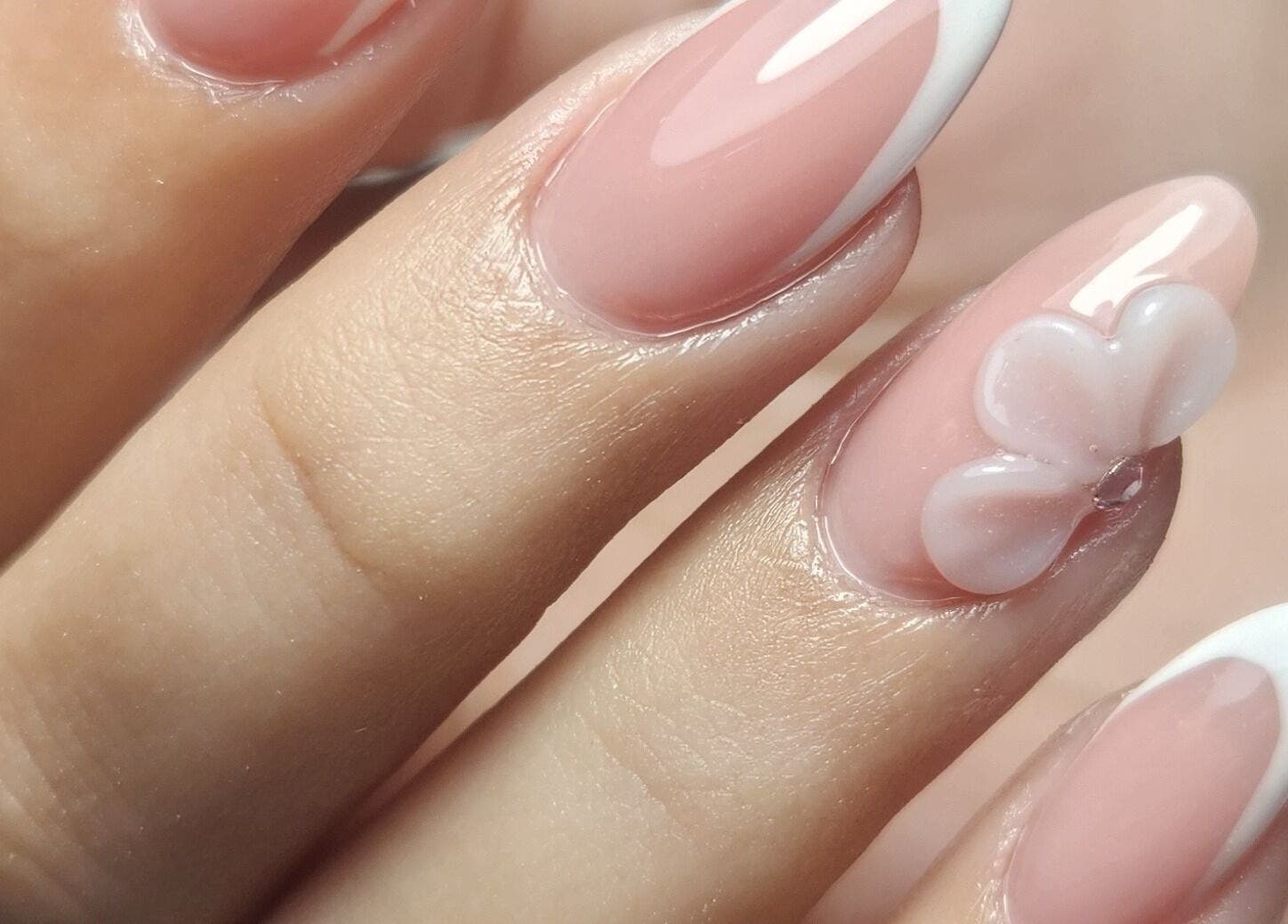 Manicura francesa elegante con flor en Eliz Nails Studio, Willemstad, CW.