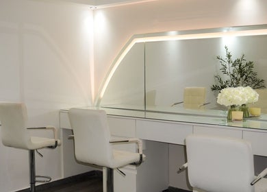 Espejo elegante en Luarey Beauty Club, Ciudad Obregón, Sonora, MX. Ambiente moderno y sofisticado.