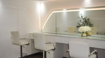 Espejo elegante en Luarey Beauty Club, Ciudad Obregón, Sonora, MX. Ambiente moderno y sofisticado.