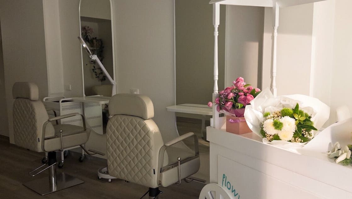 Flowwy brows & lashes salon in Melbourne, Victoria, AU featuring elegant chairs and fresh floral arrangements.