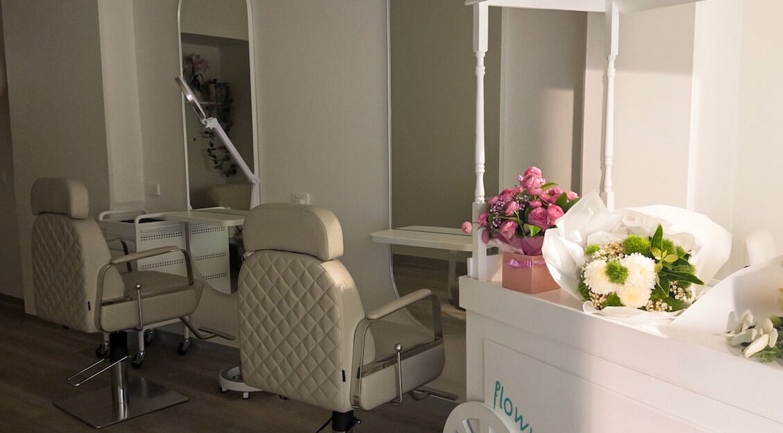 Flowwy brows & lashes salon in Melbourne, Victoria, AU featuring elegant chairs and fresh floral arrangements.