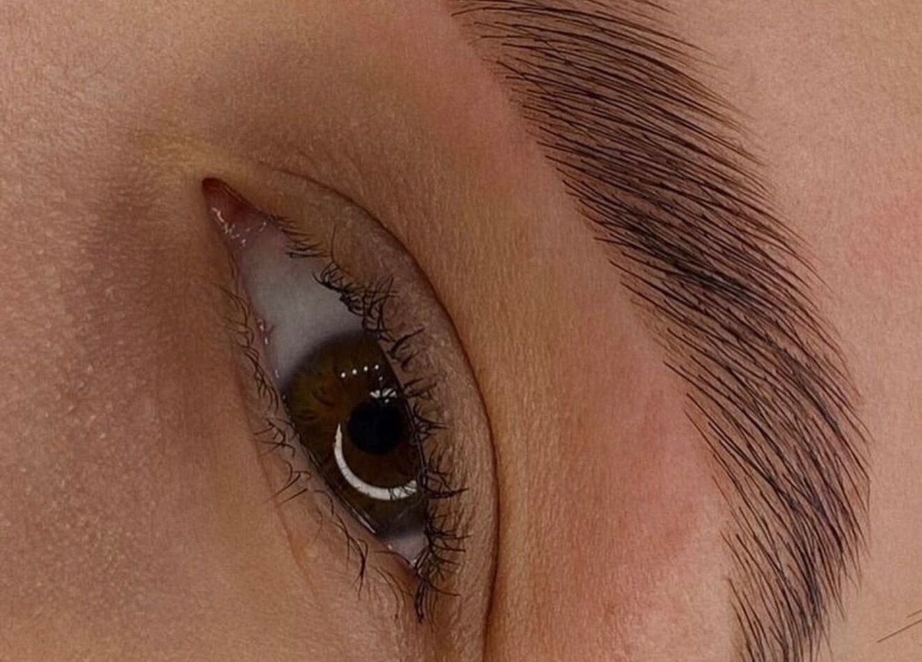 Expertly styled eyebrow from flowwy brows & lashes, Melbourne, Victoria, AU, showcasing natural beauty.