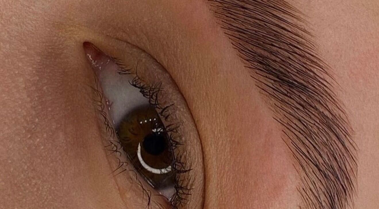 Expertly styled eyebrow from flowwy brows & lashes, Melbourne, Victoria, AU, showcasing natural beauty.