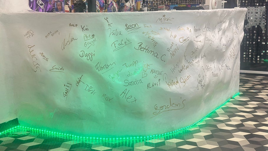 Unterschriebene Wand bei Gordon's, Hürth, Nordrhein-westfalen, DE mit grüner Beleuchtung.