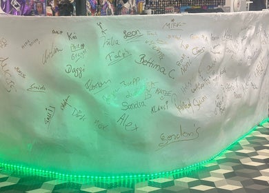 Unterschriebene Wand bei Gordon's, Hürth, Nordrhein-westfalen, DE mit grüner Beleuchtung.