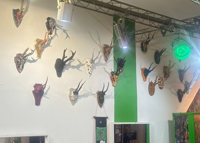 Kunstvoll dekorierte Geweihe an der Wand bei Gordon's in Hürth, Nordrhein-westfalen, DE.