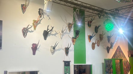 Kunstvoll dekorierte Geweihe an der Wand bei Gordon's in Hürth, Nordrhein-westfalen, DE.