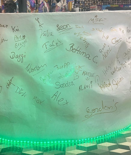 Kunstvolle Unterschriftenwand bei Gordon's in Hürth, Nordrhein-westfalen, DE.