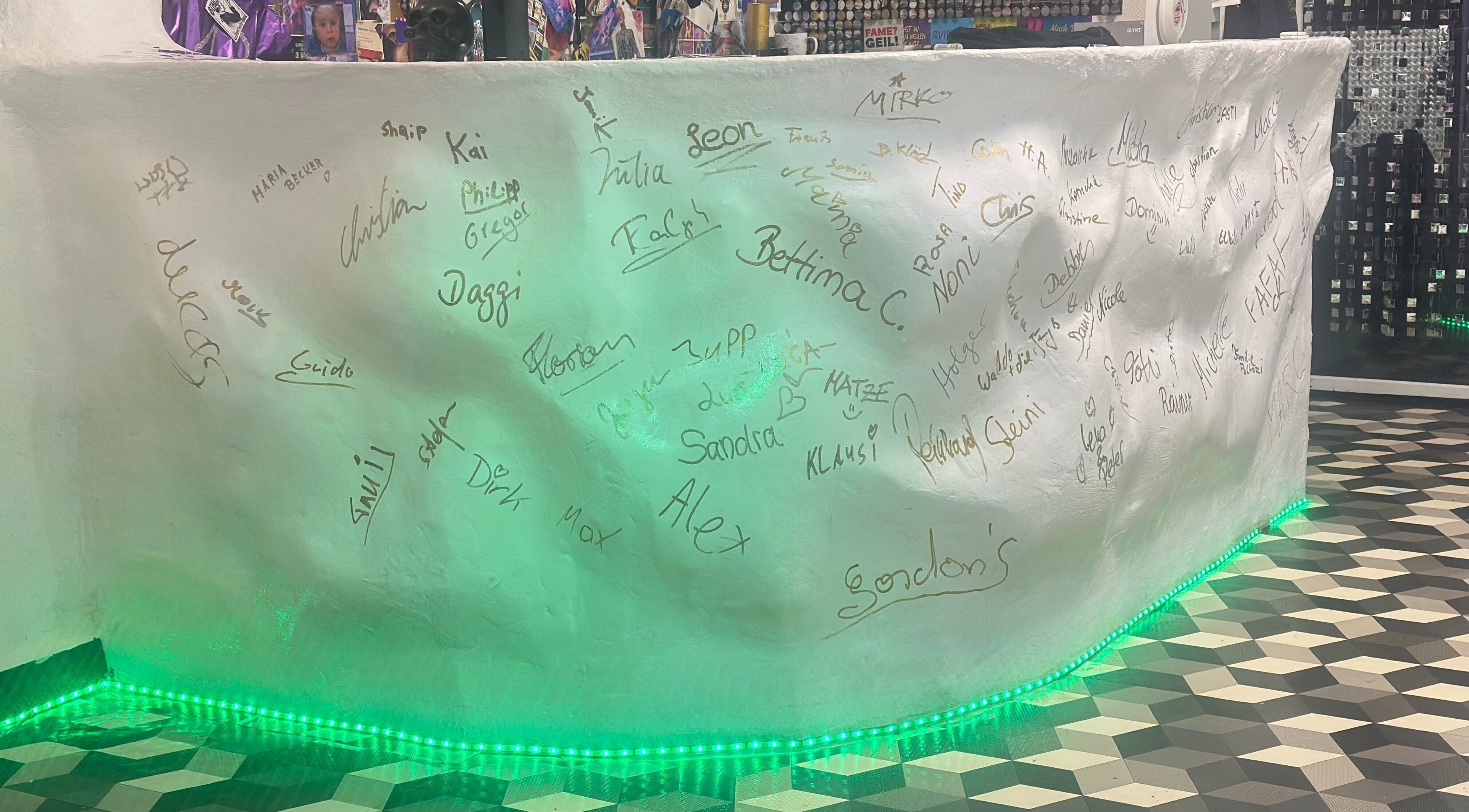 Kunstvolle Unterschriftenwand bei Gordon's in Hürth, Nordrhein-westfalen, DE.