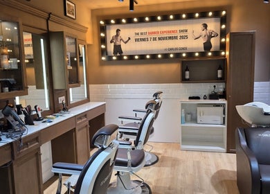 Interior de lujo en Carlos Conde CC Las Arenas, Las Palmas De Gran Canaria, Canarias, ES, con sillas modernas.