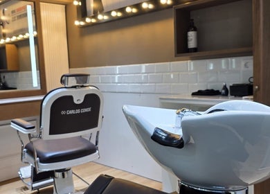 Silla de barbero en Carlos Conde CC Las Arenas, Las Palmas De Gran Canaria. Ambientes elegantes en Canarias, ES.