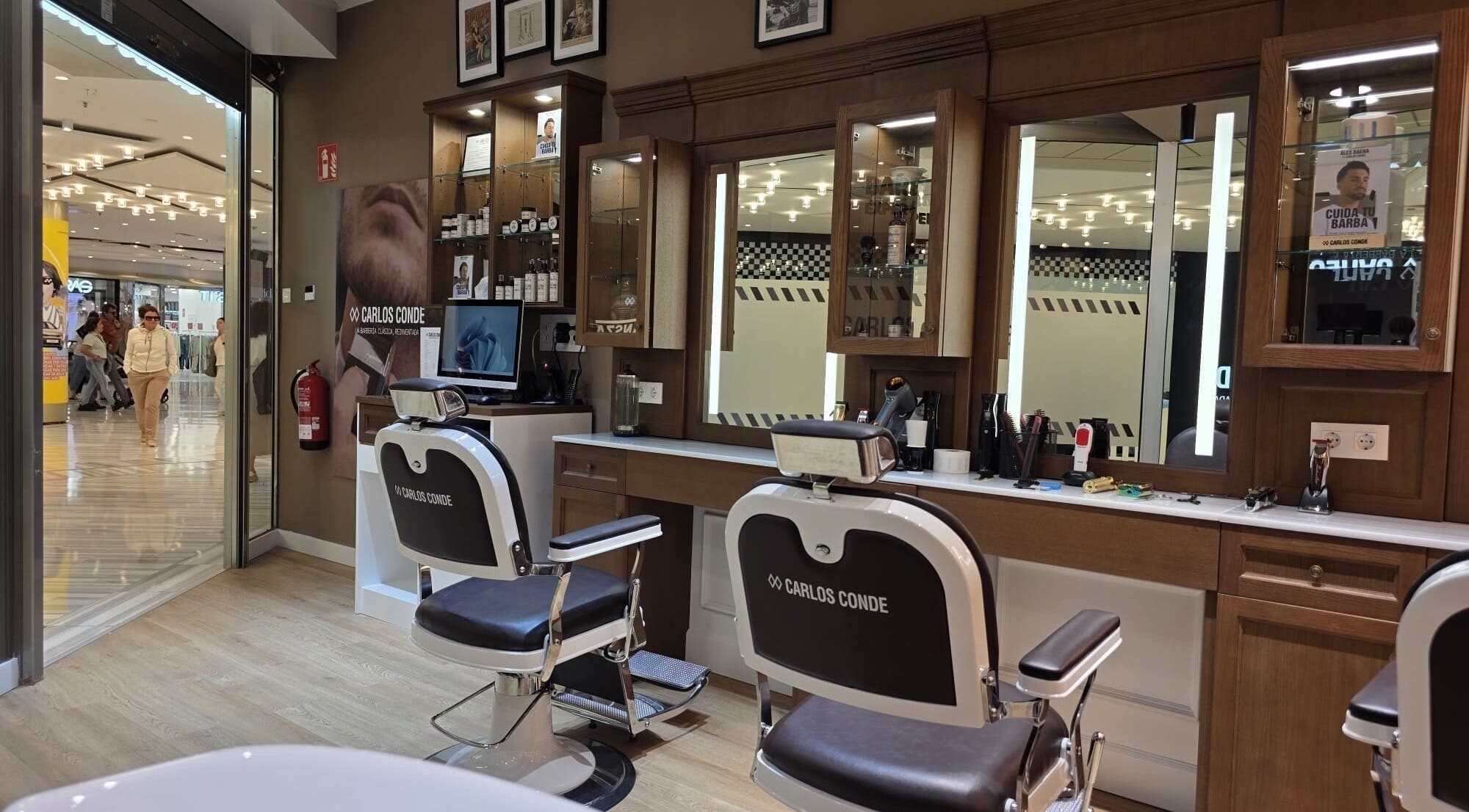 Interior elegante de Carlos Conde CC Las Arenas en Las Palmas De Gran Canaria, Canarias, ES.