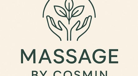 Logo di Massage by Cosmin a IT, rappresenta mani che sostengono un simbolo di crescita.