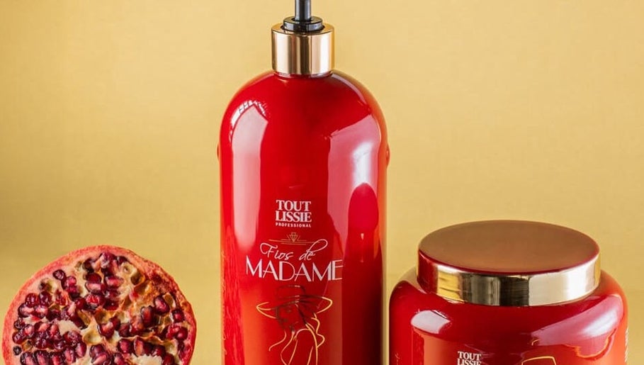 Produits de beauté rouge d'Absoliss, Casablanca, Casablanca-settat, MA, avec une grenade en fond.