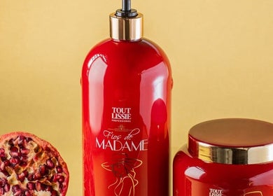 Produits de beauté rouge d'Absoliss, Casablanca, Casablanca-settat, MA, avec une grenade en fond.