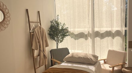 Salle de soin lumineuse chez Maison Sola, Hyères, Provence-alpes-côte D'azur, FR.