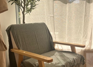 Fauteuil confortable chez Maison Sola, Hyères, Provence-alpes-côte D'azur, FR, baigné de lumière naturelle.