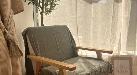 Fauteuil confortable chez Maison Sola, Hyères, Provence-alpes-côte D'azur, FR, baigné de lumière naturelle.
