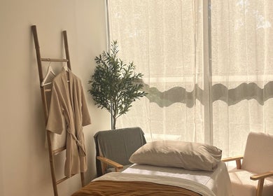 Salle de soins lumineuse à Maison Sola, Hyères, Provence-alpes-côte D'azur, FR, avec fauteuil et décor apaisant.