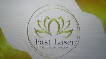 Logo de Fastlaser, institut de beauté à Satigny, Genève, CH, avec un motif de lotus vert élégant.