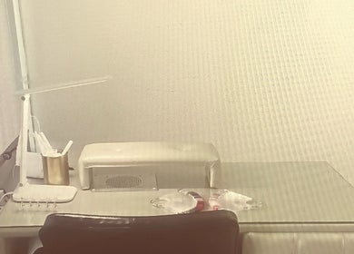 Coin de soin manucure à Fastlaser, Satigny, Genève, CH, équipé pour des soins de beauté professionnels.