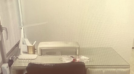 Coin de soin manucure à Fastlaser, Satigny, Genève, CH, équipé pour des soins de beauté professionnels.