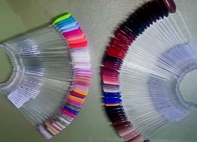 Échantillons de vernis colorés chez Fastlaser à Satigny, Genève, CH, affichant une gamme étendue de nuances.