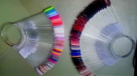 Échantillons de vernis colorés chez Fastlaser à Satigny, Genève, CH, affichant une gamme étendue de nuances.