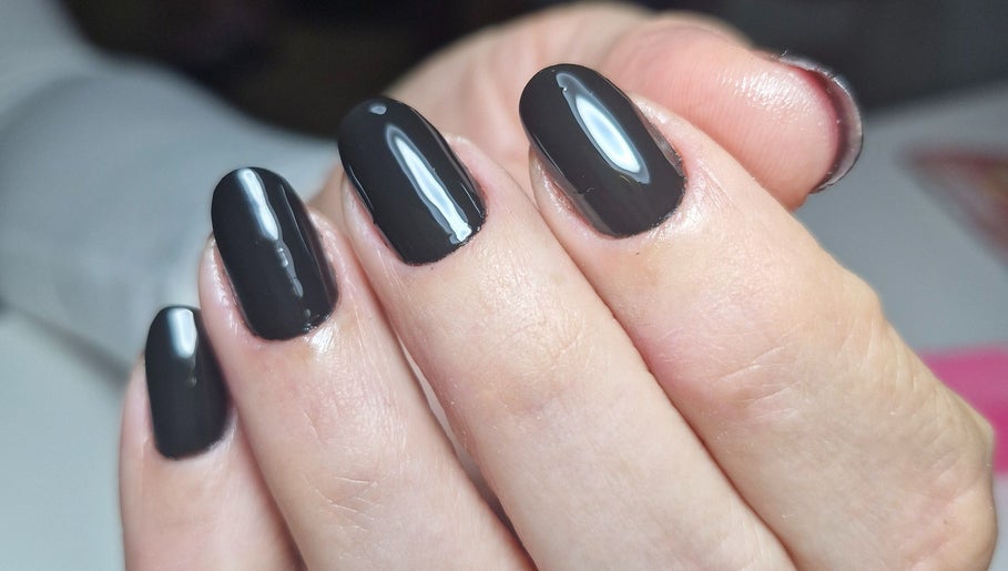 Unhas com esmalte preto brilhante no Studio de Unhas, Bauru, São Paulo, BR.