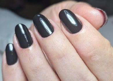 Unhas com esmalte preto brilhante no Studio de Unhas, Bauru, São Paulo, BR.