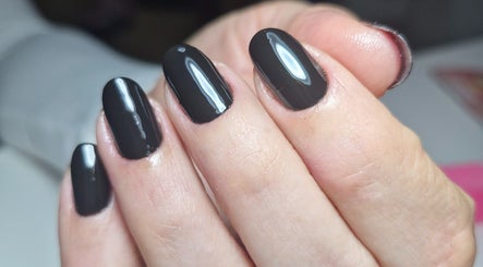 Unhas com esmalte preto brilhante no Studio de Unhas, Bauru, São Paulo, BR.
