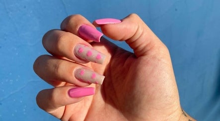 Unhas decoradas em tons rosa no Studio de Unhas, Bauru, São Paulo, BR.