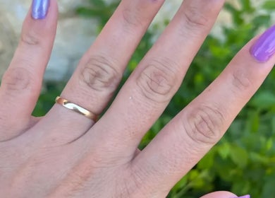 Unhas com esmalte roxo brilhante no Studio de Unhas em Bauru, São Paulo, BR.