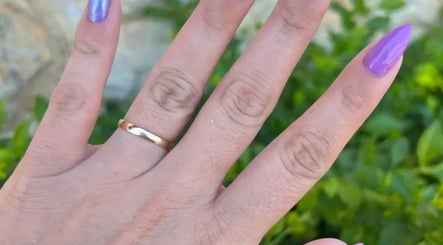 Unhas com esmalte roxo brilhante no Studio de Unhas em Bauru, São Paulo, BR.